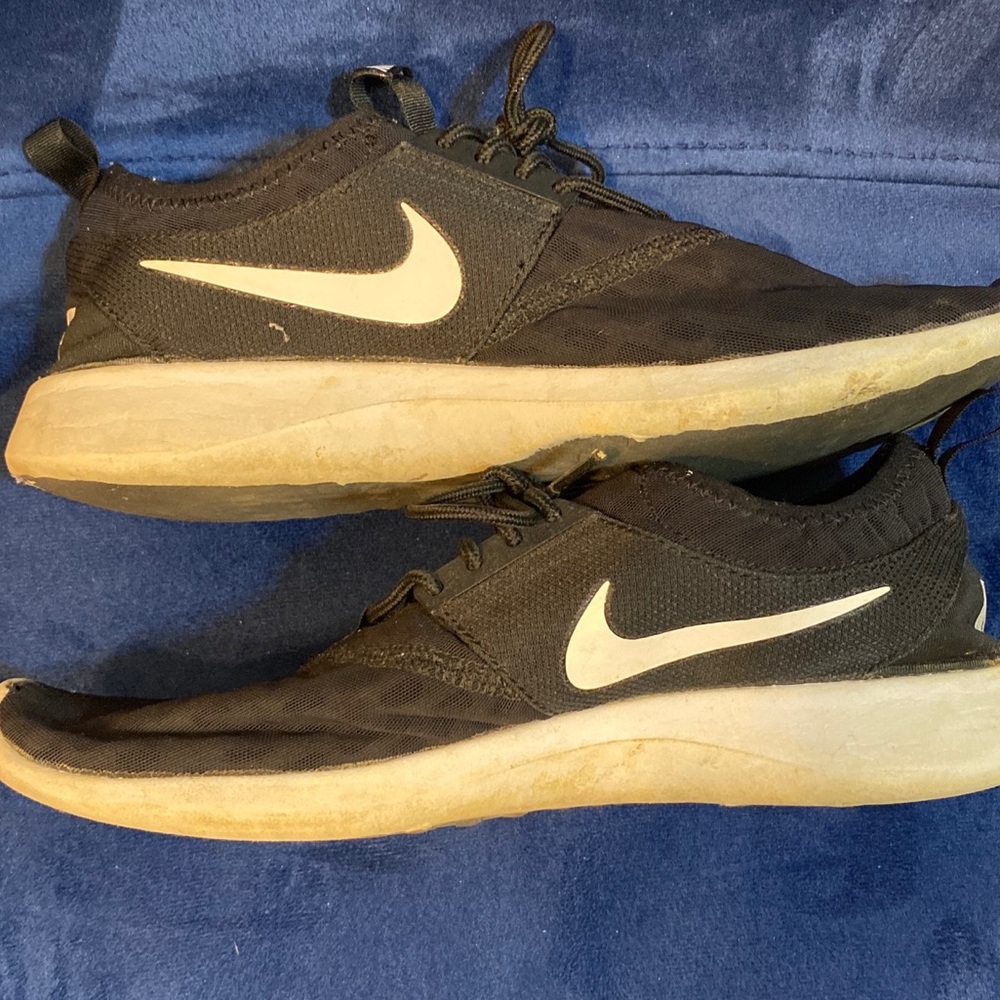 Women’s Nike Black Juvenate Running Shoes Size 8